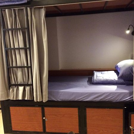 Wanderlust Saigon Hostel & Rooftop Bar Хошимин Экстерьер фото
