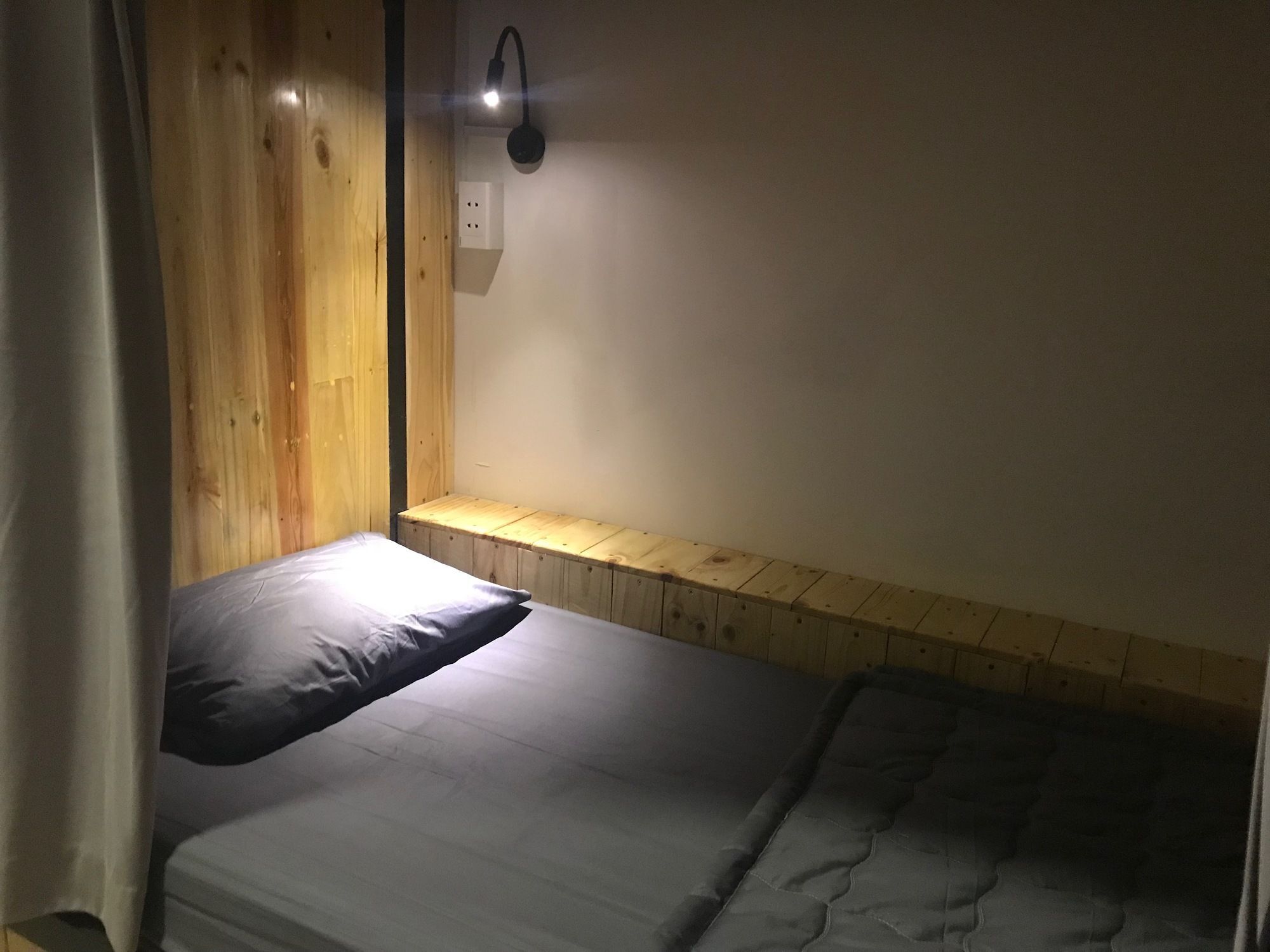 Wanderlust Saigon Hostel & Rooftop Bar Хошимин Экстерьер фото
