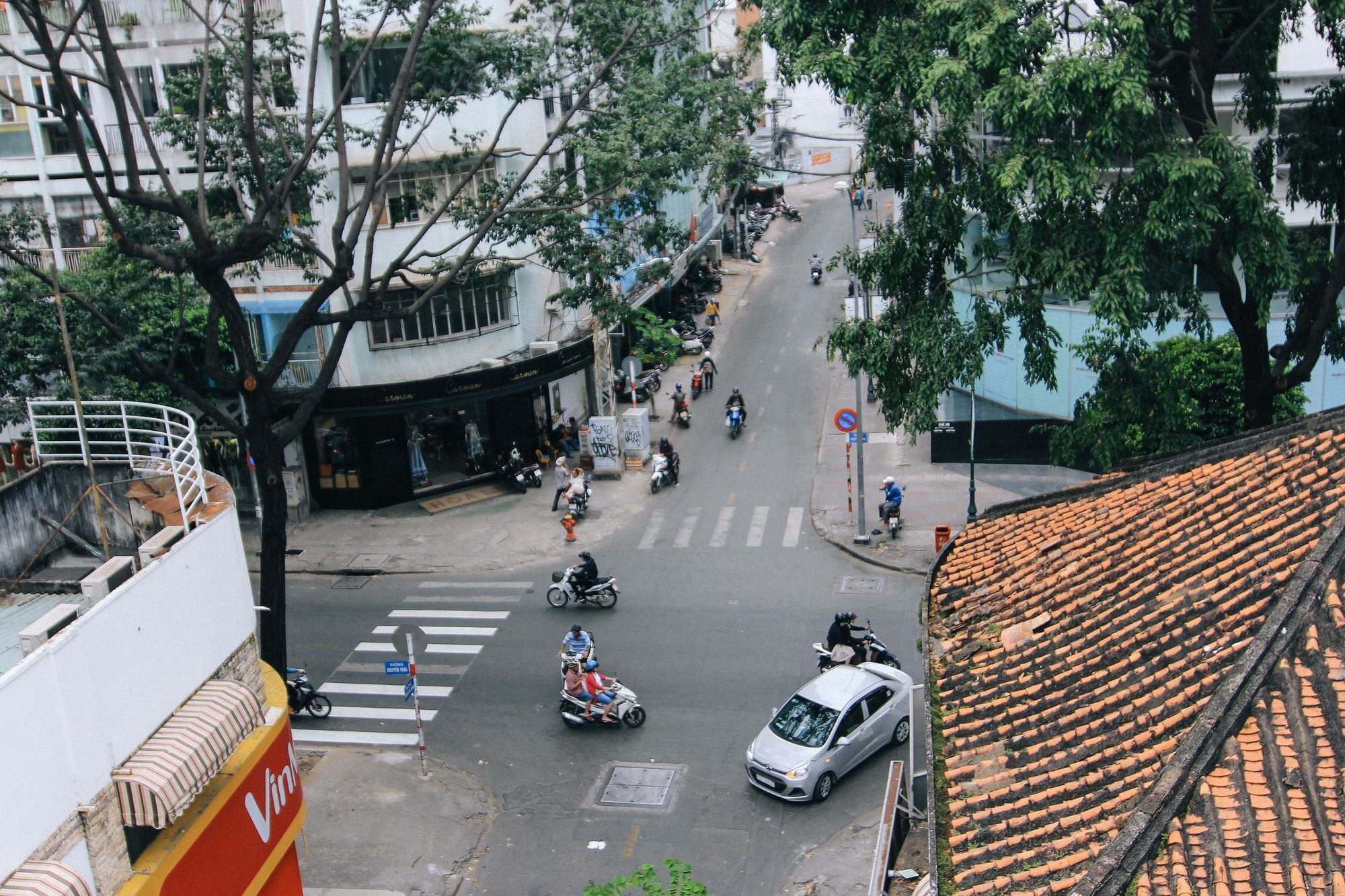 Wanderlust Saigon Hostel & Rooftop Bar Хошимин Экстерьер фото
