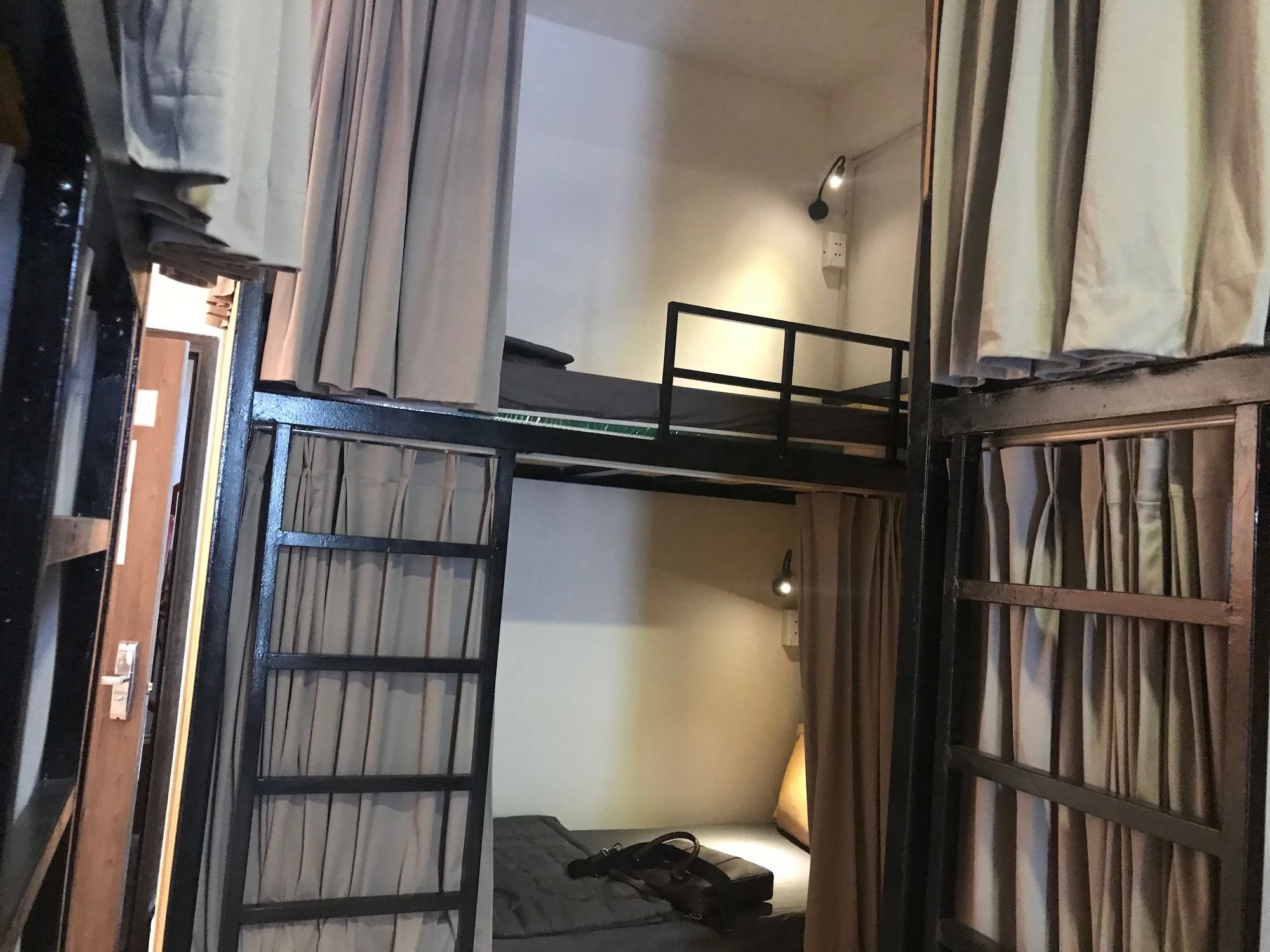 Wanderlust Saigon Hostel & Rooftop Bar Хошимин Экстерьер фото